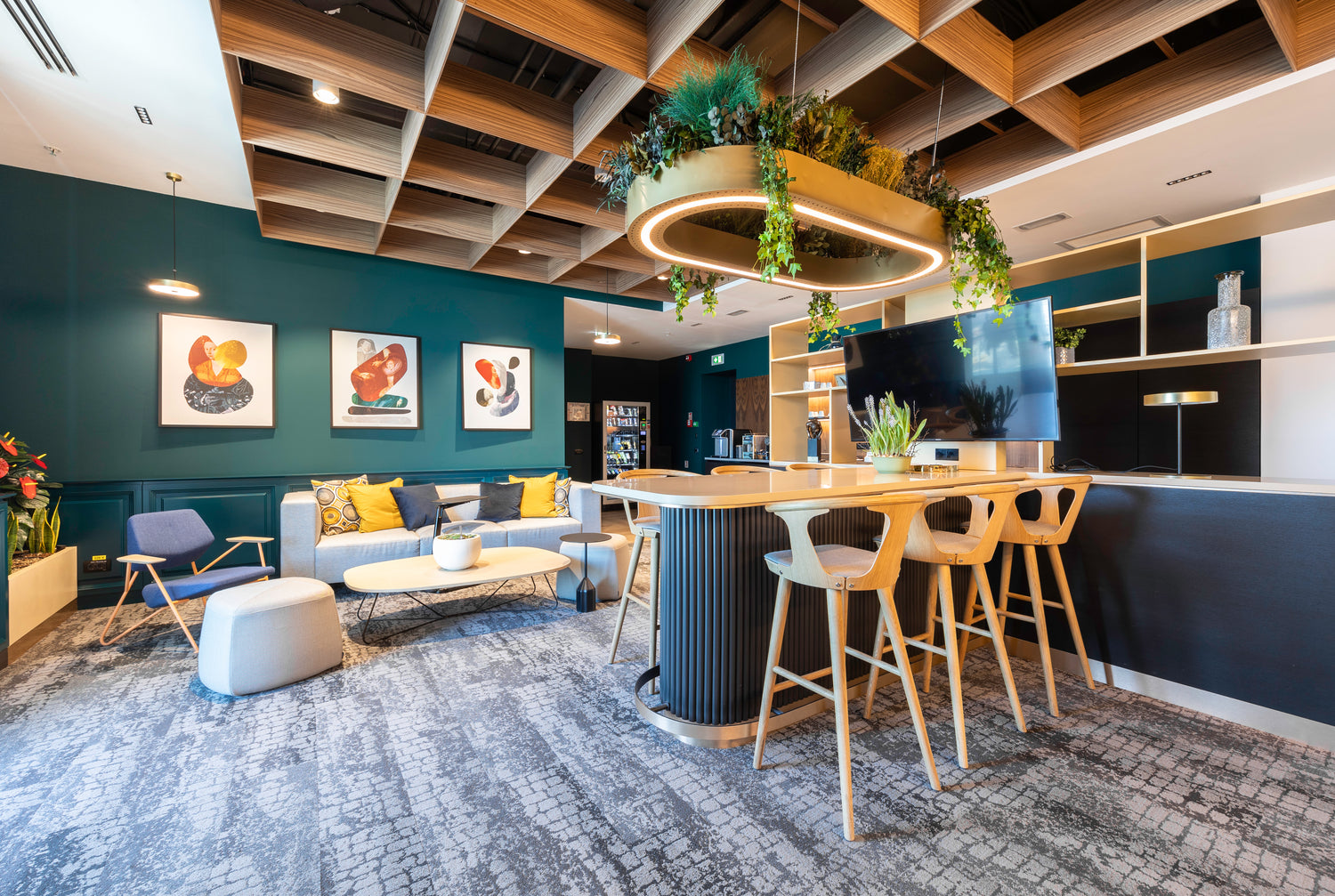 Barový stůl se židlemi, sedačkami a křesli pro odpočinek v kancelářích